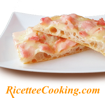 Pizza con mozzarella e prosciutto cotto (crostino)